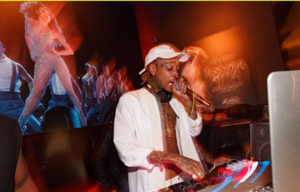 Jennifer Lopez arrives at the MTV Video Music Awards at The Forum on Sunday, Aug. 24, 2014, in Inglewood, Calif. (Photo by Jordan Strauss/Invision/AP)