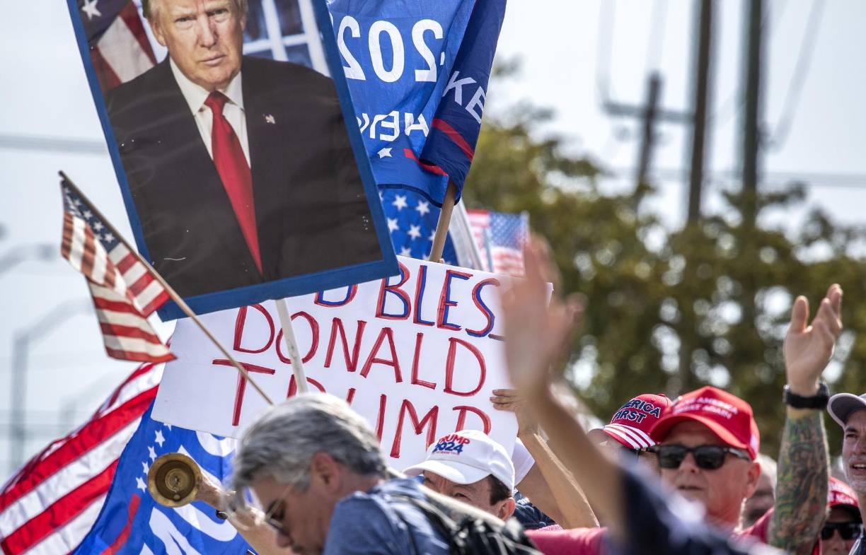 Este edificio, donde Trump anunció su primera candidatura en 2015, hoy amaneció rodeado de vallas y cientos de periodistas y fotógrafos de medios de todo el mundo, así como pintorescos seguidores y críticos del candidato a las primarias presidenciales republicanas.