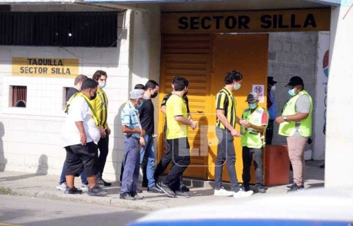 La afición del Real España viajó desde San Pedro Sula para apoyar a la Máquina en el estadio Excélsior contra Platense.