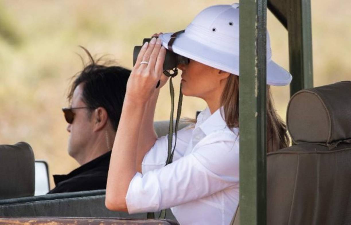 Melania descubrió la fauna salvaje del parque nacional de Nairobi a bordo de un todoterreno y ataviada con un casco blanco colonial.