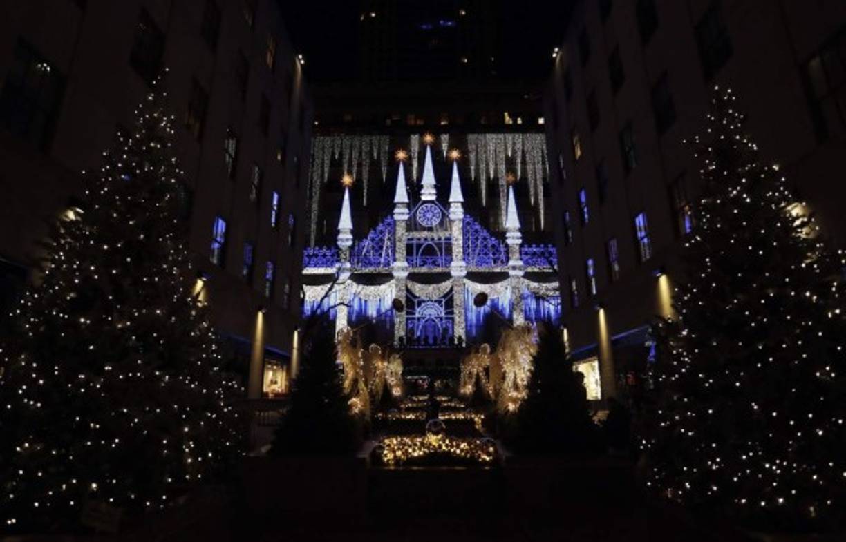 El árbol se iluminará todas las noches hasta el 7 de enero, aunque el día de Navidad las luces estarán encendidas las 24 horas y, tras su retirada, se donará a la ONG 'Habitat for Hummanity' para que construya con su madera viviendas para personas vulnerables.
