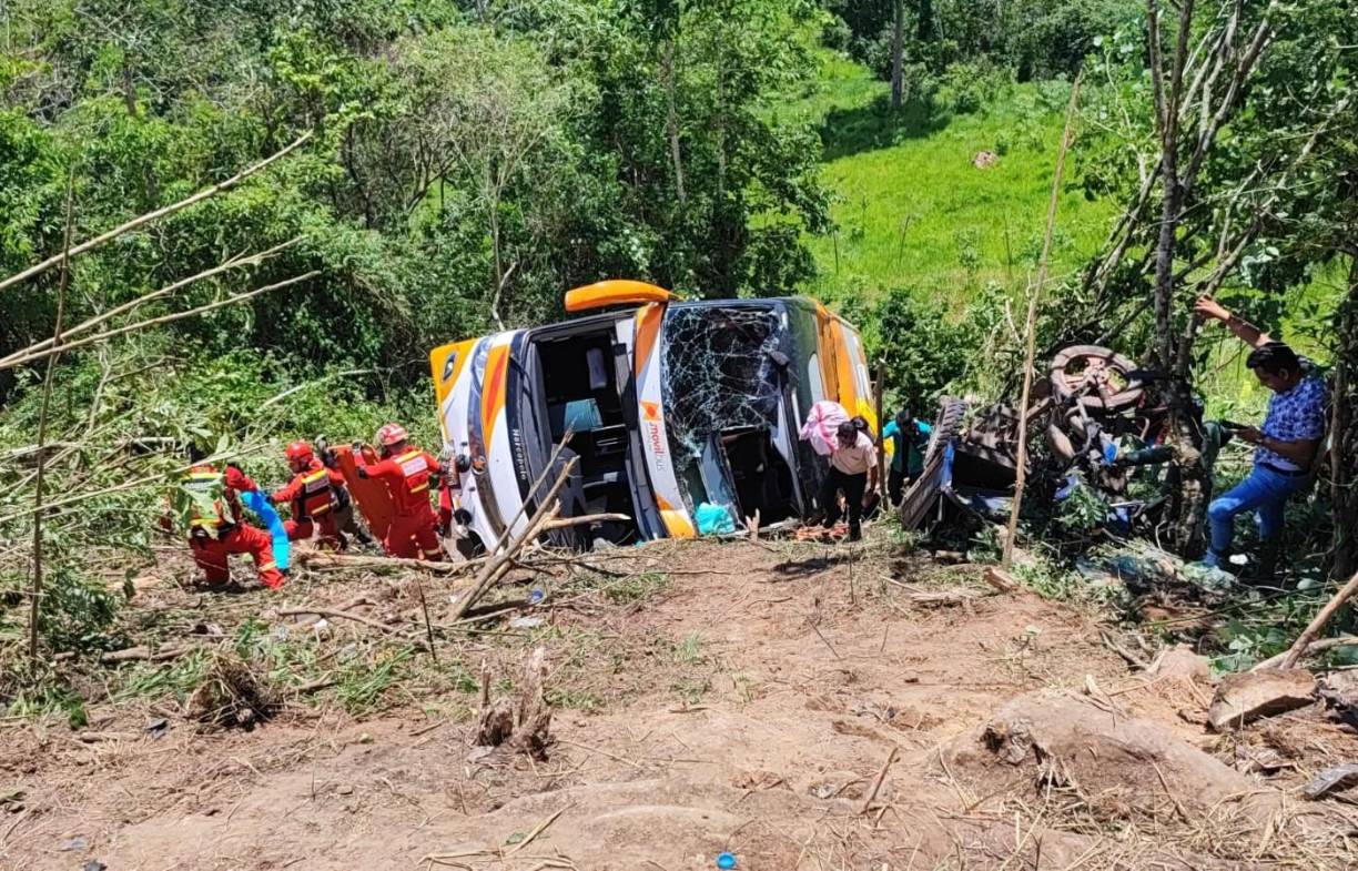 El número de fallecidos en un accidente de autobús que transportaba escolares y volcó tras caer por un precipicio subió a 11, informó la Defensoría del Pueblo al agregar que hay 18 heridos en el suceso que ocurrió el pasado sábado.