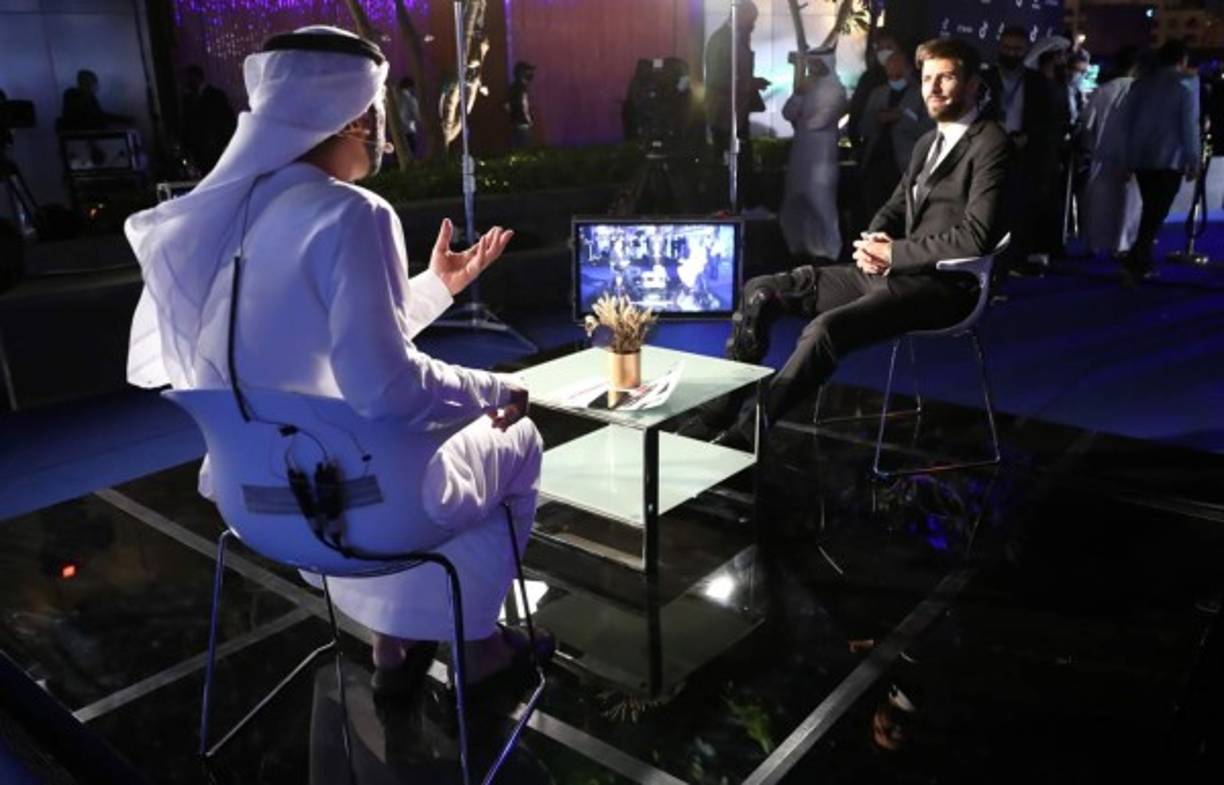 Gerard Piqué hablando con los medios de los Globe Soccer Awards.