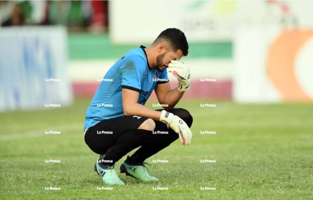 El portero mexicano Justin Pérez, totalmente abatido por la humillante derrota del Honduras Progreso ante Marathón. No pudo contener las lágrimas.