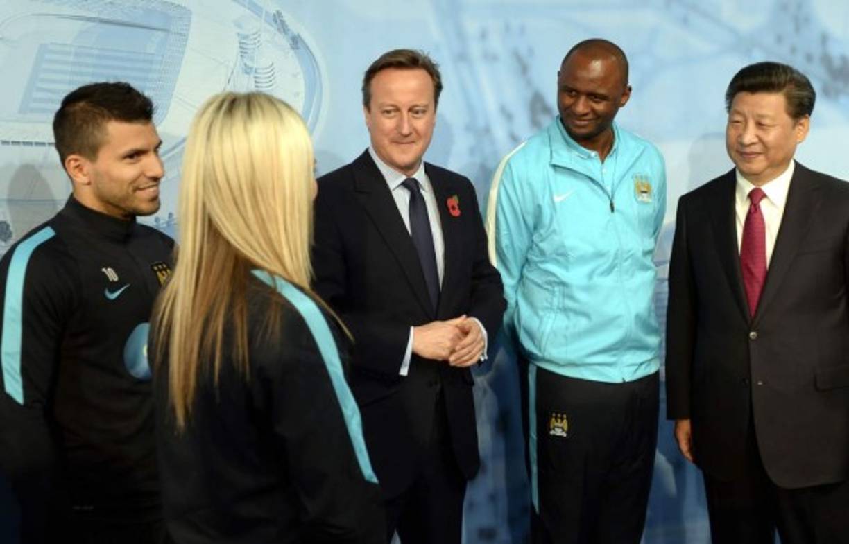 El 'Kun' participó de un evento en las instalaciones del club donde estuvieron Xi Jinping, el presidente de la República Popular de China, el primer ministro inglés David Cameron y, claro, Toni Duggan. Además estuvo Patrick Vieira.