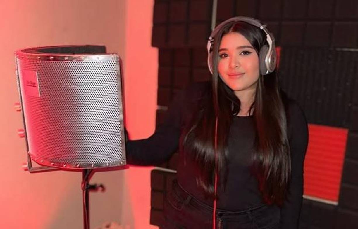 <b>KARLIBETH ORTEGA</b>Desde temprana edad, su pasión por las comunicaciones y la música la llevó a participar en festivales populares, donde no tardó en destacarse y obtener primeros lugares. Su inigualable talento la llevaron al escenario internacional a la corta edad de 14 años, debutando en el programa “Despierta América” de Univisión, desde entonces ha inspirado a muchos con su perseverancia llegando a ser “La Diva de la Bachata Hondureña”. Además de su carrera musical, Karlibeth ha compartido su testimonio personal al enfrentar la Esclerosis Múltiple, una enfermedad que a pesar de los desafíos, no ha logrado quitarle su amor por la música.Sígala en redes sociales: @karliortegamusica