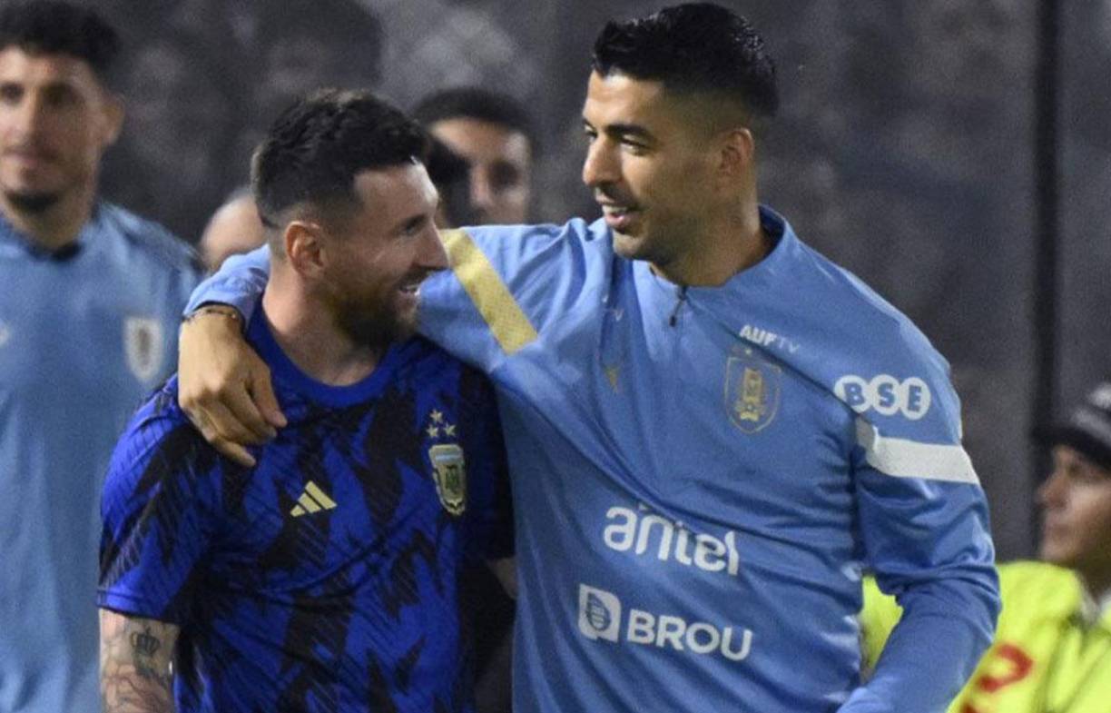 Antes del inicio del juego, Lionel Messi se reencontró con Luis Suárez. 
