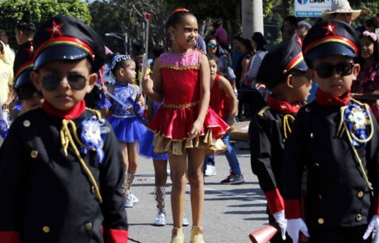 Lindas pomponeras y palillonas, además de pequeños y elegantes cadetes alegraron la presentación.