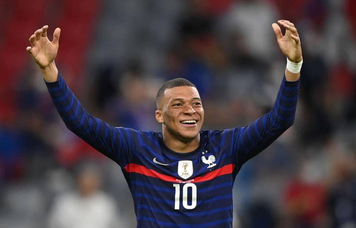 El PSG le ha garantizado al jugador que en el verano de 2024 podrá jugar con Francia en agosto los Juegos Olímpicos de París, uno de los grandes deseos de Kylian ya confesados públicamente al considerar que “la experiencia olímpica debe ser única y quiere disfrutarla después de haber ganado ya un Mundial con Francia”.