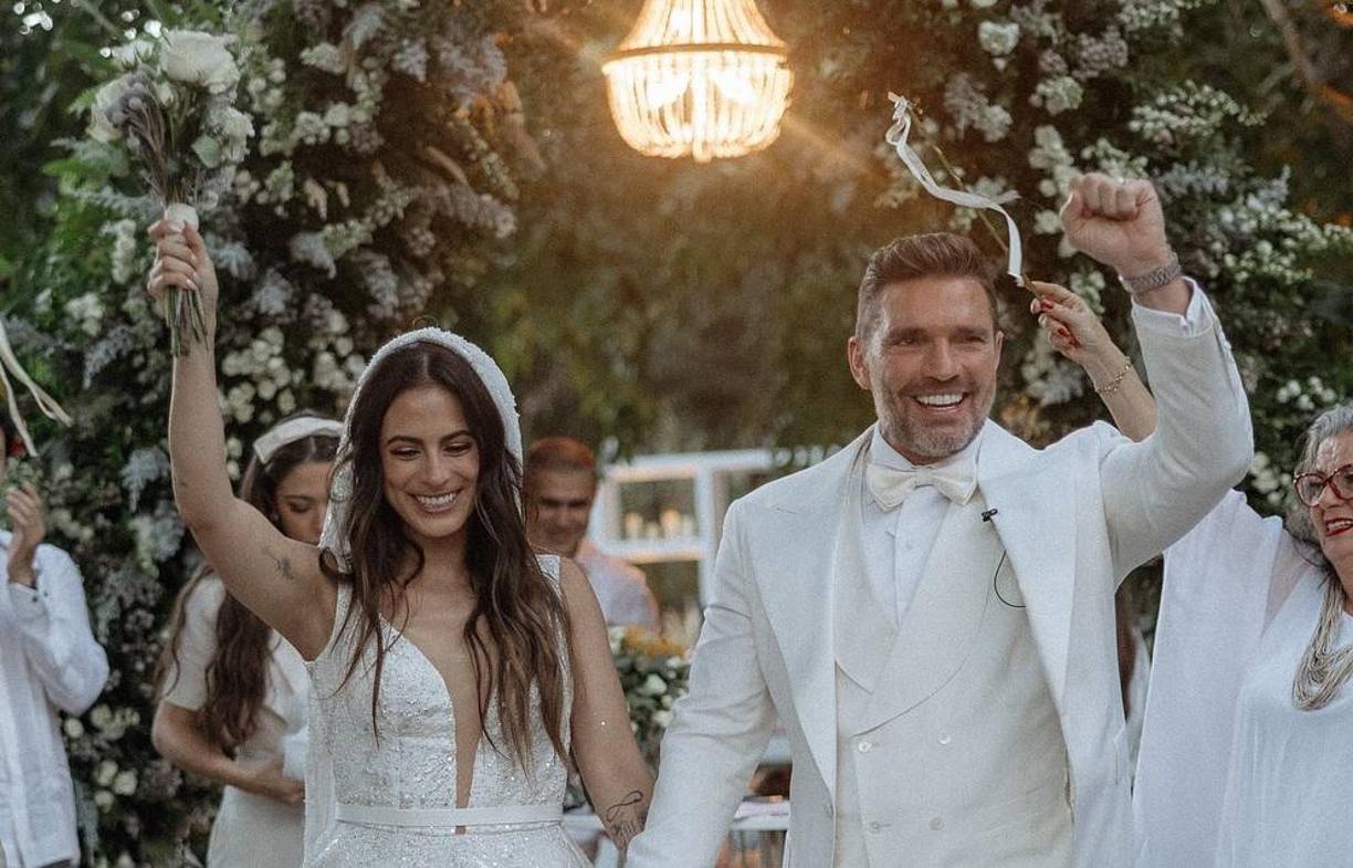 Julián Gil guardó muy bien el secreto de que se casaría con con la periodista deportiva Valeria Marín. El actor argentino unió su vida a la de la mexicana, con quien llevaba dos años comprometido, y quien le hizo volver a creer en el amor tras su primer divorcio hace más de 25 años.