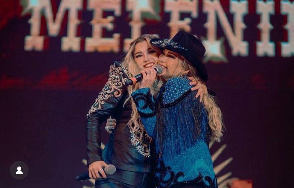 En diversas ocasiones ha sido criticada por “no tener la misma voz de su madre”. 