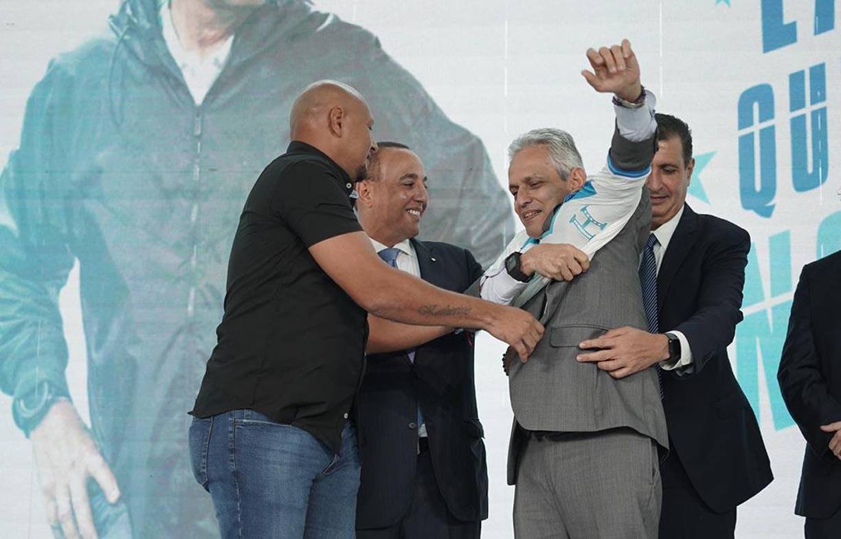 El exmundialista Sergio Mendoza fue el encargado de ponerle la camiseta de Honduras a Reinaldo Rueda. 