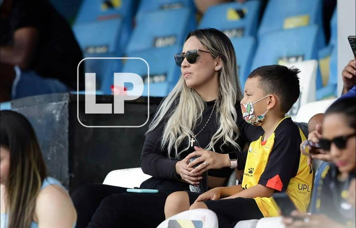 Otra guapa joven que cautivó en el partido del Real España.