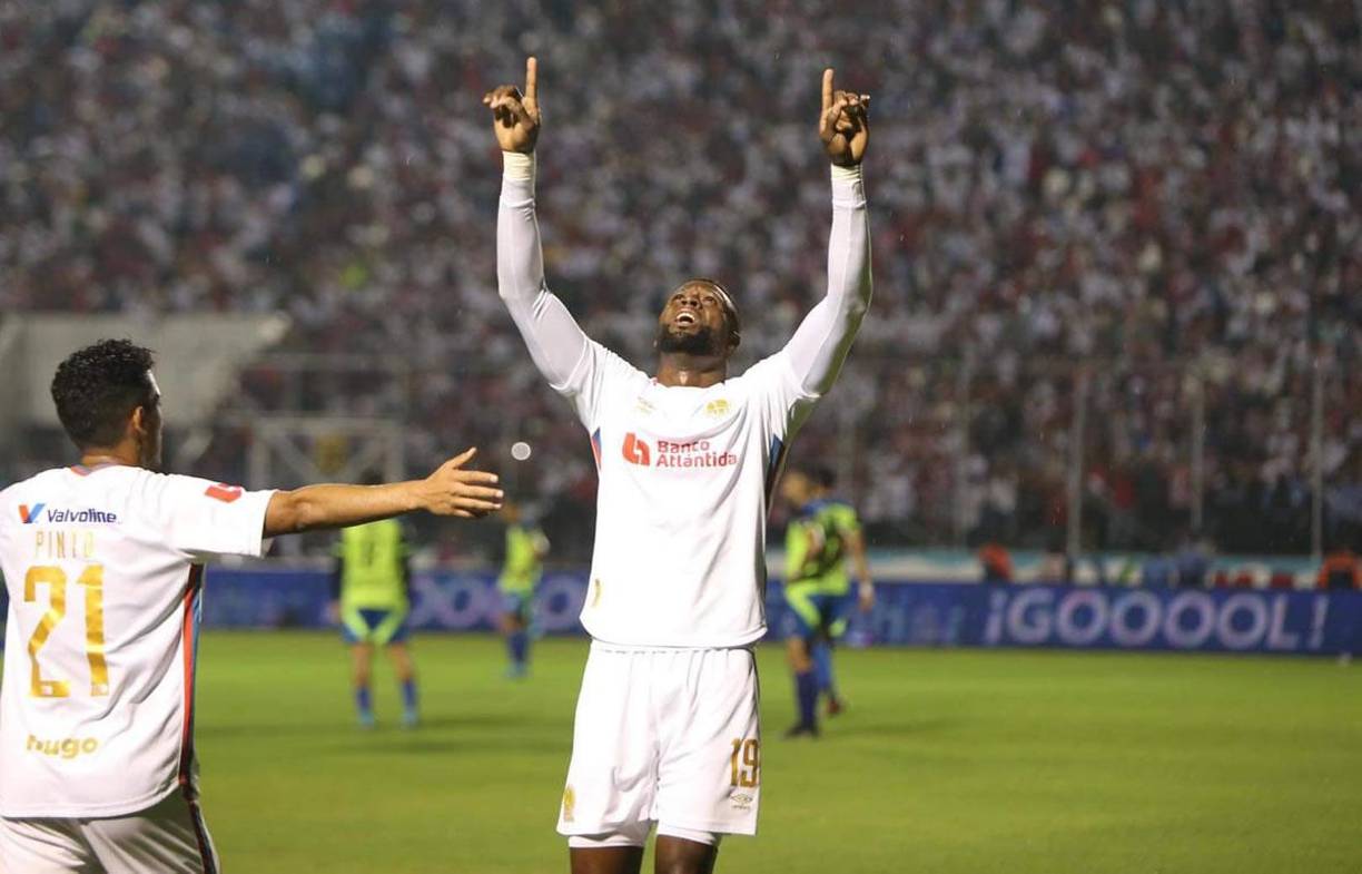 Yustin Arboleda festejando su primer gol de la Gran Final.