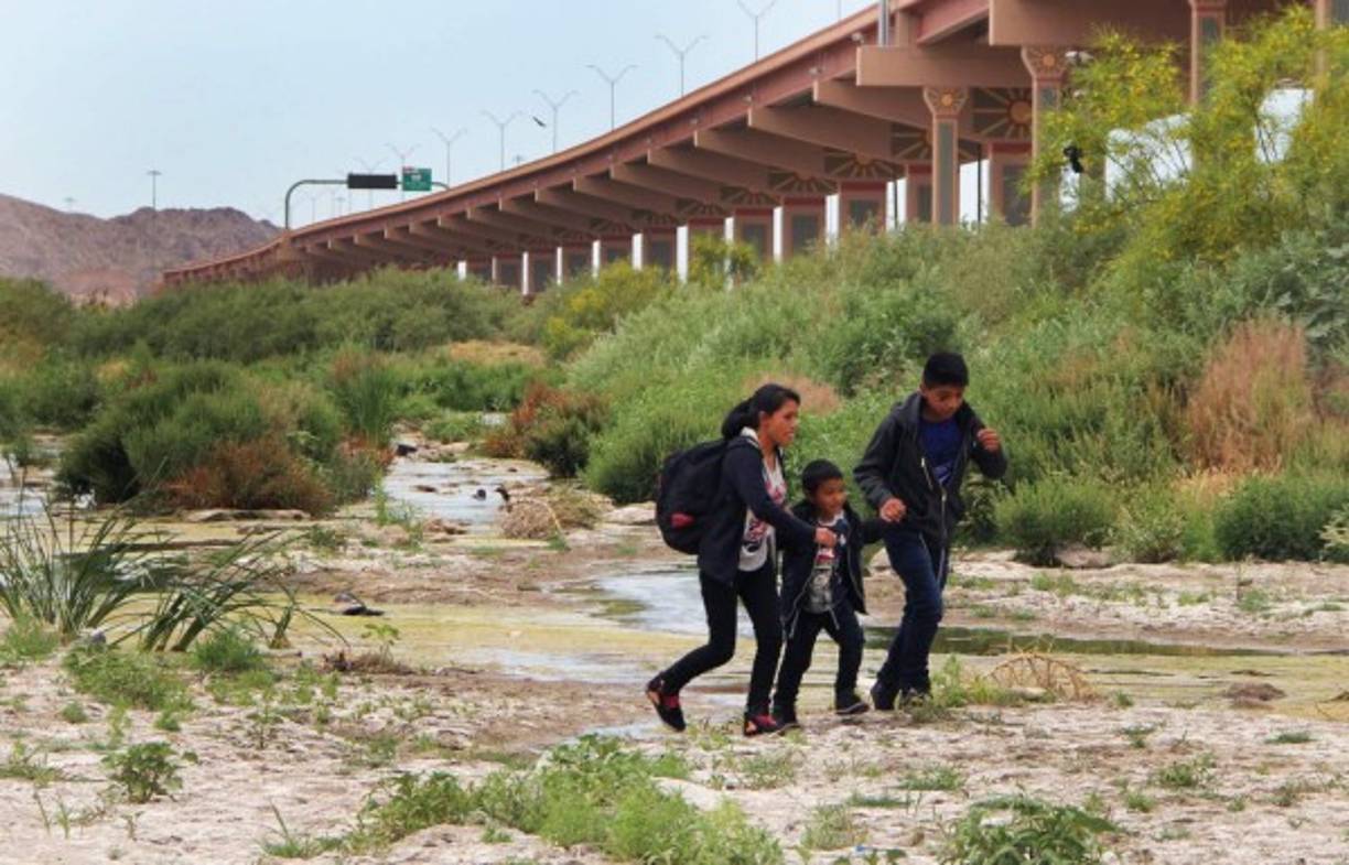 Ante la crisis registrada en la frontera tras la llegada de miles de migrantes en caravanas en los últimos meses, las autoridades estadounidenses habilitaron nuevos centros de detención en Texas y Arizona.