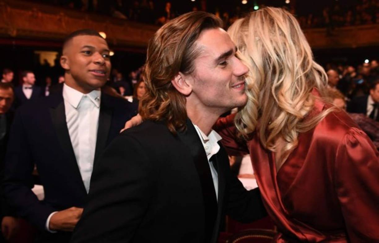 Antoine Griezmann saludando bien cariñoso a la jugadora noruega Ada Hegerberg del Lyon.