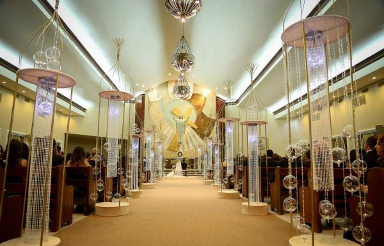 El pasillo central fue engalanado con imperiosas columnas y un torrente de pedrería y esferas de cristal para enmarcar la entrada triunfal del cortejo.