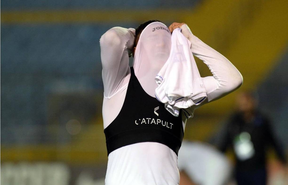 Los hondureños acabaron destrozados en el campo del Estadio Doroteo Guamuch Flores de Guatemala.
