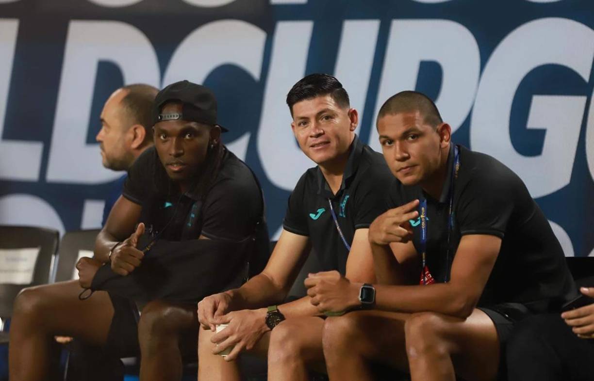 Alberth Elis, Francisco ‘Chelito’ Martínez y Luis Vega posando para el lente de Diario La Prensa en el banco de suplentes.