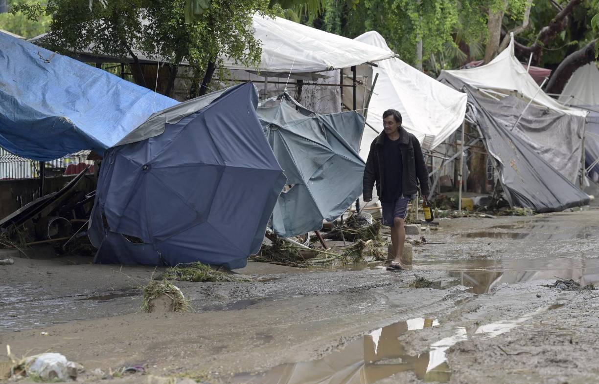 La dirección de Protección Ciudadana y Bomberos confirmó de su lado que un hombre de 80 años perdió la vida al colapsarse una pesada estructura en su casa ubicada en la isla de Mexcaltitán.