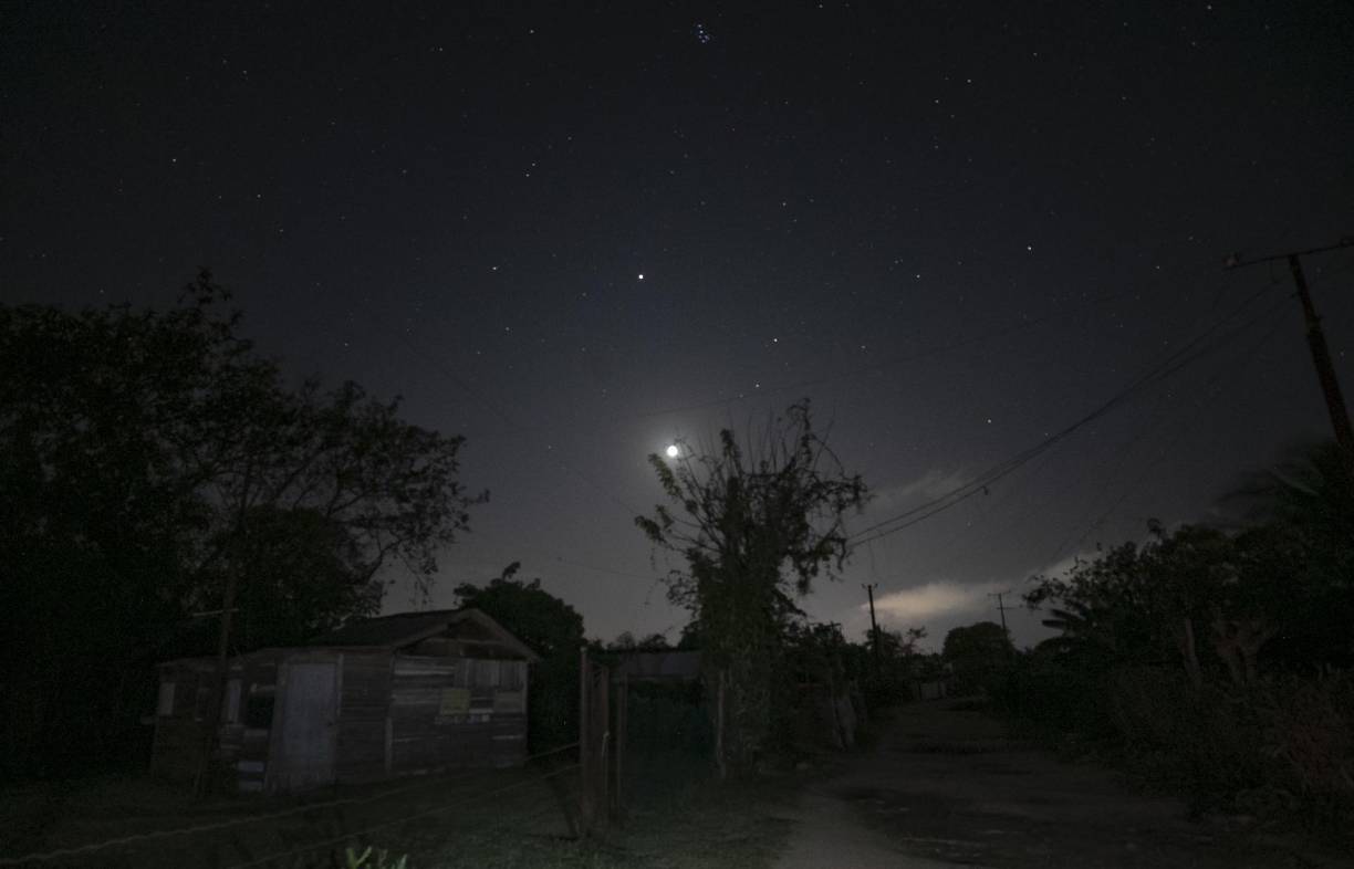  Los apagones son una cruz desde hace años pero en los últimos dos meses se han exacerbado con la crisis energética que sufre la isla, a tal punto que una jornada con más de 10 horas sin corriente –como la de esta noche– es lo común. 