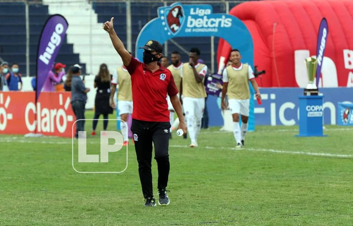 Pedro Troglio saludando a los aficionados del Olimpia.