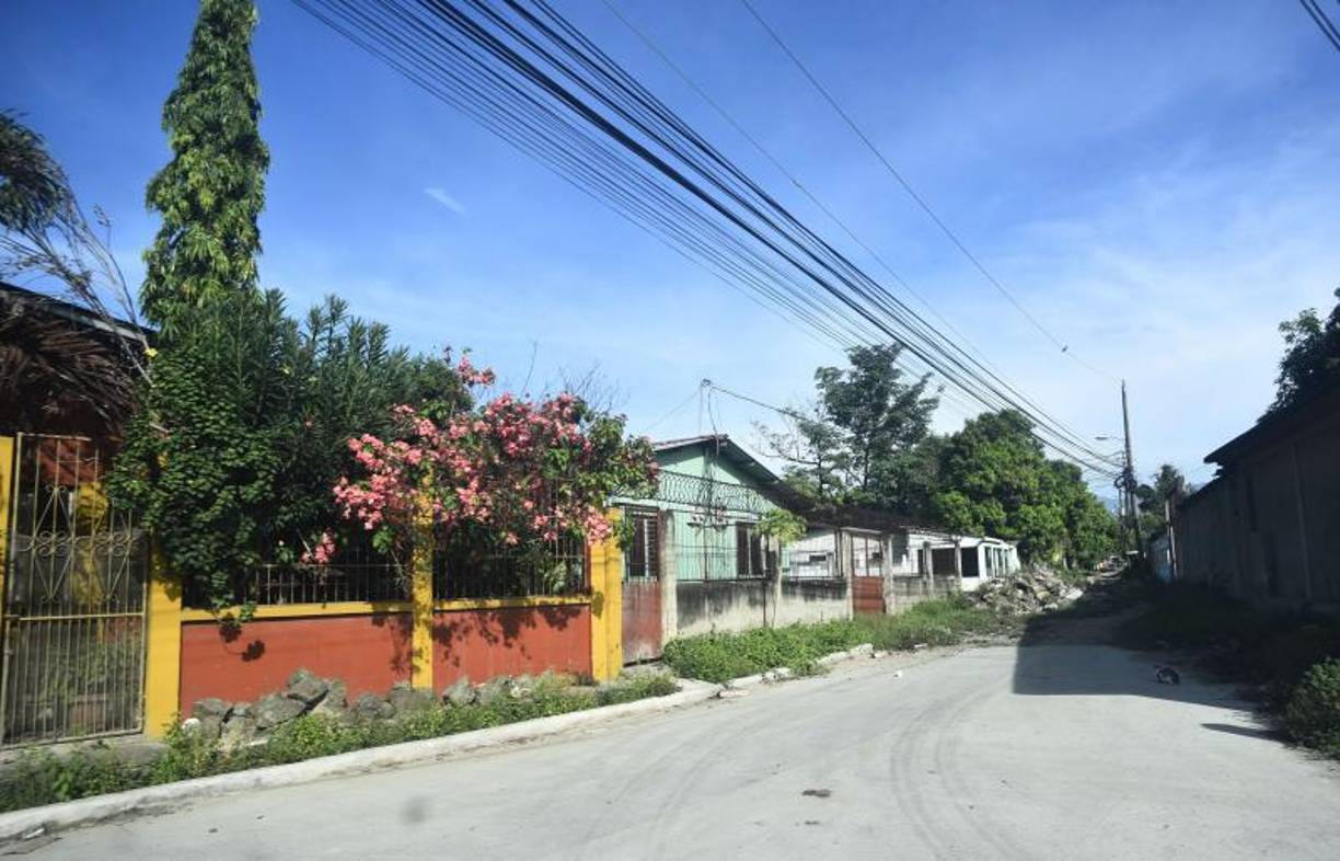 Los vecinos, aquellos que no forman parte del engranaje criminal, escuchan balaceras de vez en cuando entre las estructuras por dominio de territorio y, aunque al final todos saben lo que pasa, nadie mira ni escucha nada.
