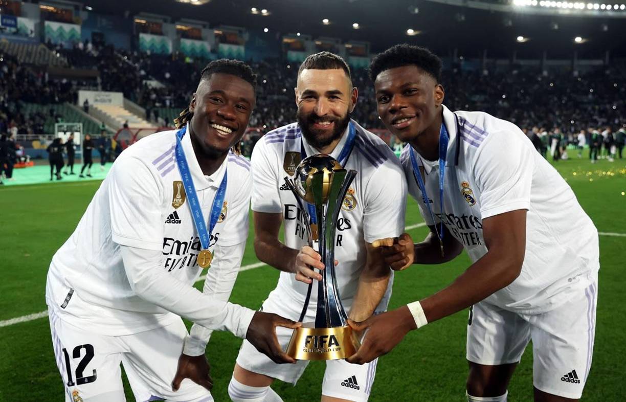 La banda francesa del Real Madrid. Karim Benzema, Aurélien Tchouaméni y Eduardo Camavinga posando con el trofeo.