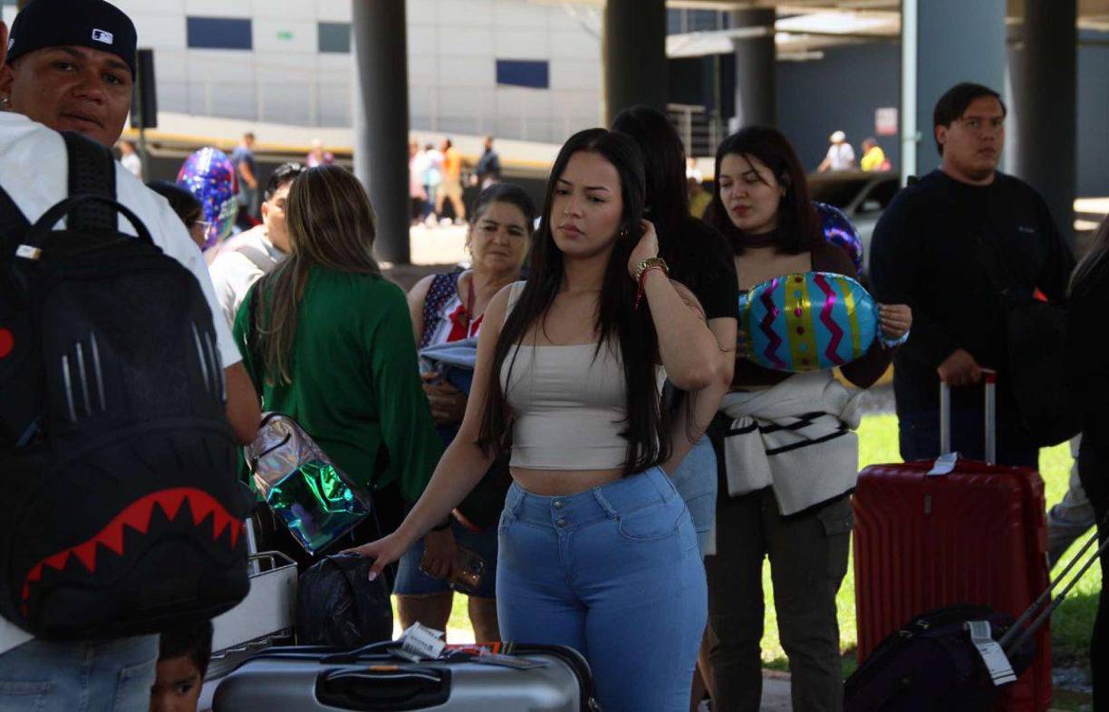 Daniell cautivó con su cuerpazo en el Aeropuerto de Palmerola.