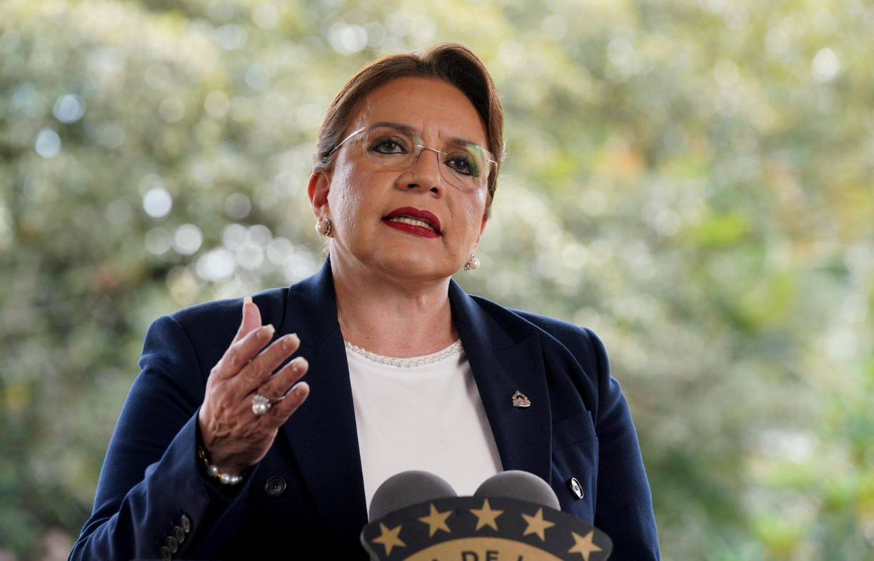 “A los que preguntan que dónde está su presidenta, aquí estamos junto al pueblo”, manifestó la jefe de Estado. 