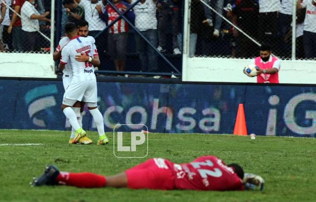 Jorge Álvarez felicitado por Edwin Rodríguez, mientras Luis ‘Buba‘ López quedó hundido en el césped del Nacional.