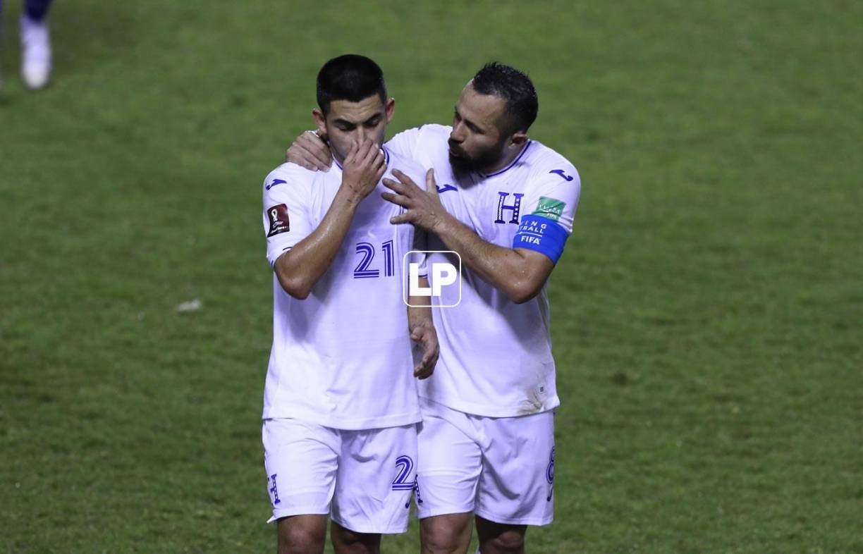 Al final del primer tiempo, Alfredo Mejía tranquilizó a Jonathan Rubio, quien no estaba conforme con el rendimiento del equipo.