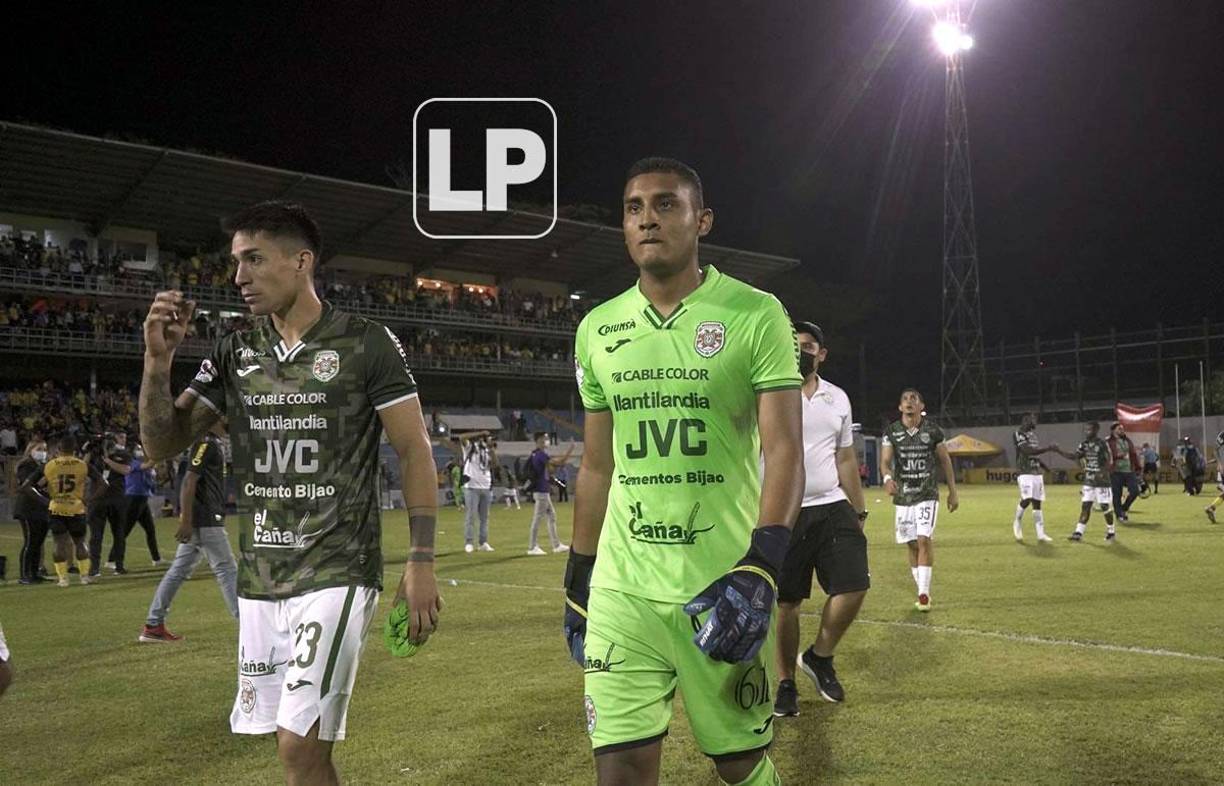 El portero Luis Ortiz y el mediocampista Juan Vieyra, tristes al final del partido.