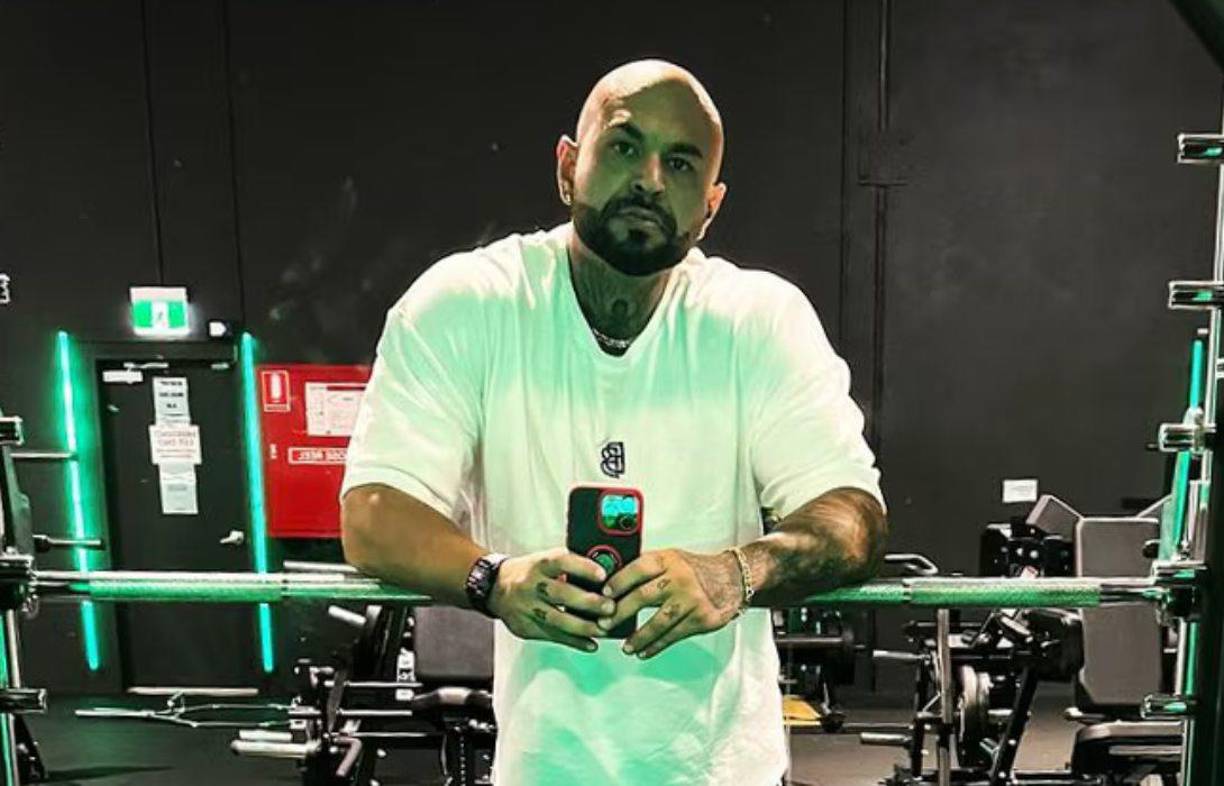 “Fue muy raro, completamente fuera de lugar. La policía tuvo que irrumpir, lo encontraron en la ducha (con el agua fría corriendo) estaba inclinado en el suelo desplomado”, comunicó la madre Pirone a la ABC.