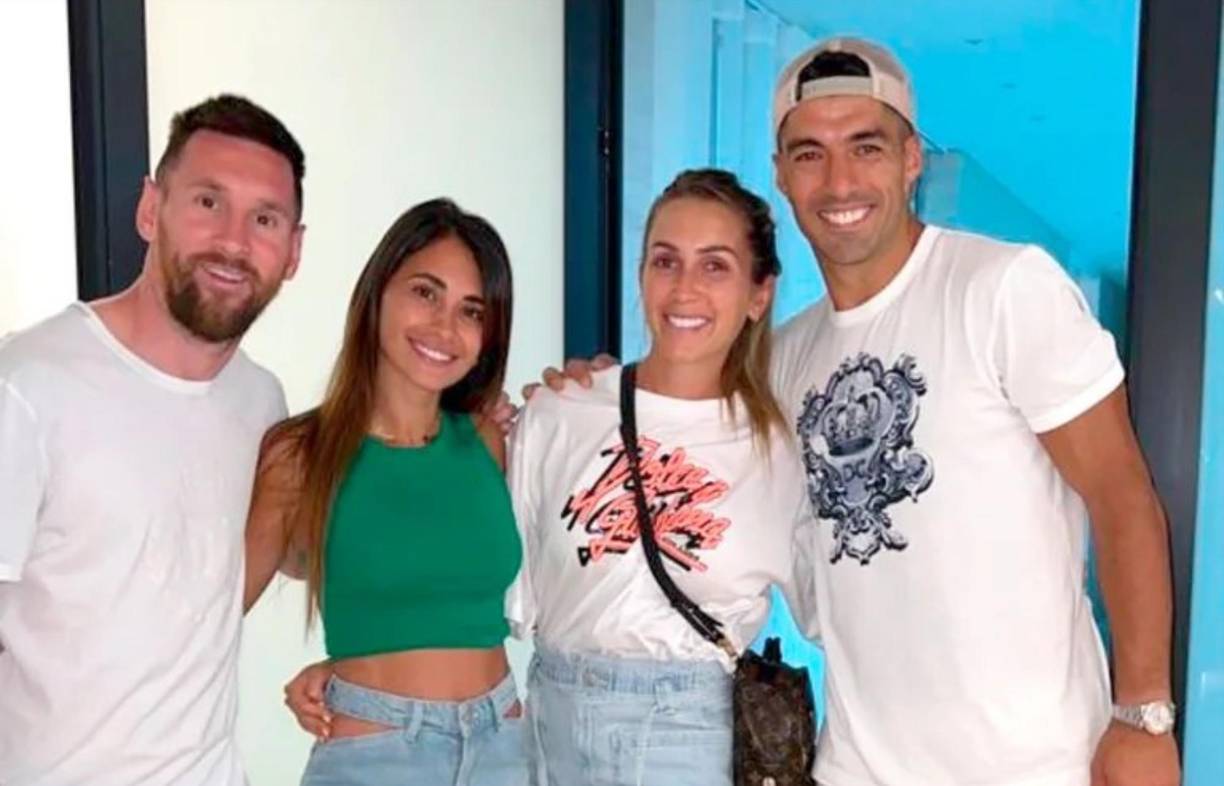 Lionel Messi pasará las fiestas de Navidad acompañado por su familia y amigos, entre ellos el uruguayo<b> Luis Suárez y su esposa, Sofía Balbi, quienes arribaron a la Argentina en las últimas horas.</b>