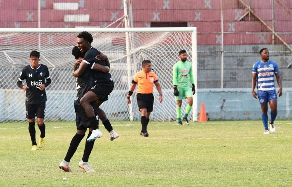 Los jugadores del Honduras Progreso celebrando el agónico empate que lograron (2-2) contra el Victoria.