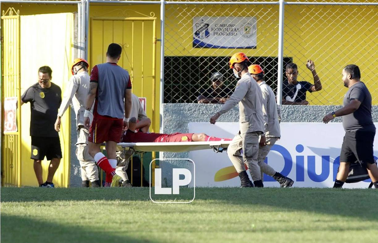 El tico Heyreel Saravia se fue del campo en camilla y con las manos en la cabeza.