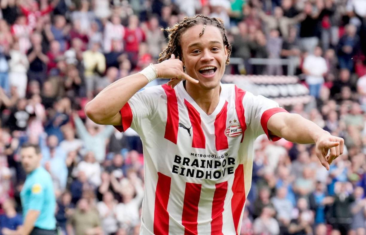 El París Saint Germain ejerció la opción de recompra del mediapunta internacional neerlandés Xavi Simons, que abandonó este domingo la concentración del PSV Eindhoven en Austria para incorporarse a la disciplina del conjunto entrenado por Luis Enrique Martínez, según anunció el comunicado del club de la Eredivisie. Se menciona que el jugador saldría cedido al RB Leipzig.