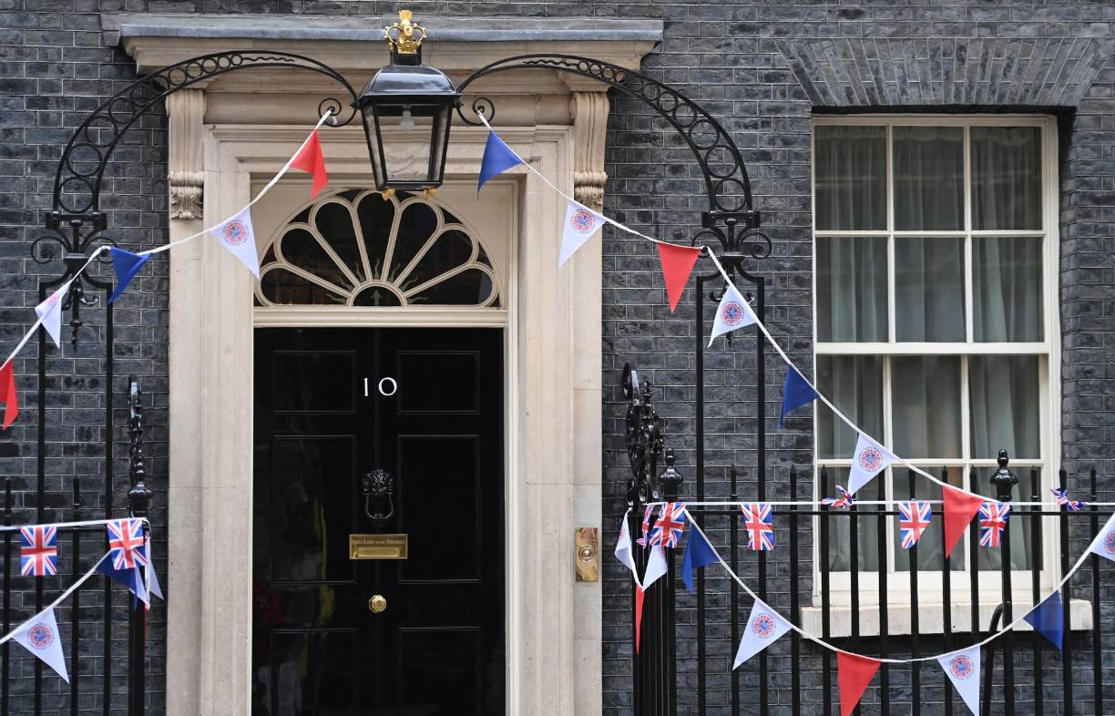 El banderín de coronación se exhibe en la residencia del primer ministro británico, Rishi Sunak, en Londres.