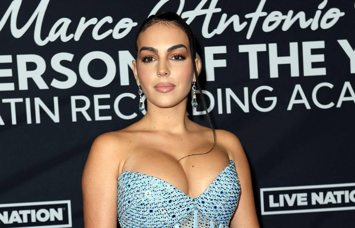 La parte superior de su look constó de un corset con un un escote en V pronunciado