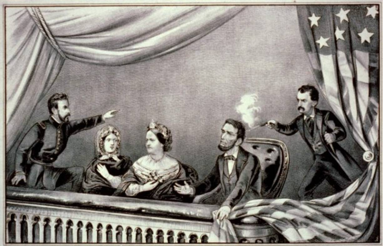 El hombre que intentó salvar a Lincoln. Aunque sabemos exactamente qué pasó cuando Abraham Lincoln fue asesinado, y también conocemos el nombre del asesino, poco sabemos del hombre que intentó salvar al presidente. Henry Rathbone estaba allí con su esposa cuando falló en su cometido: no pudo salvar a Lincoln y esto cambió su vida radicalmente. Rathbone nunca se recuperó mentalmente e intentó matar a sus tres hijos 18 años más tarde. Cuando su esposa lo impidió, la apuñaló y luego intentó suicidarse. Cuando la policía lo encontró, el hombre seguía repitiendo que había personas escondidas detrás de los cuadros. Vivió el resto de su vida en un asilo, convencido de que alguien intentaba envenenarlo a través de las paredes.