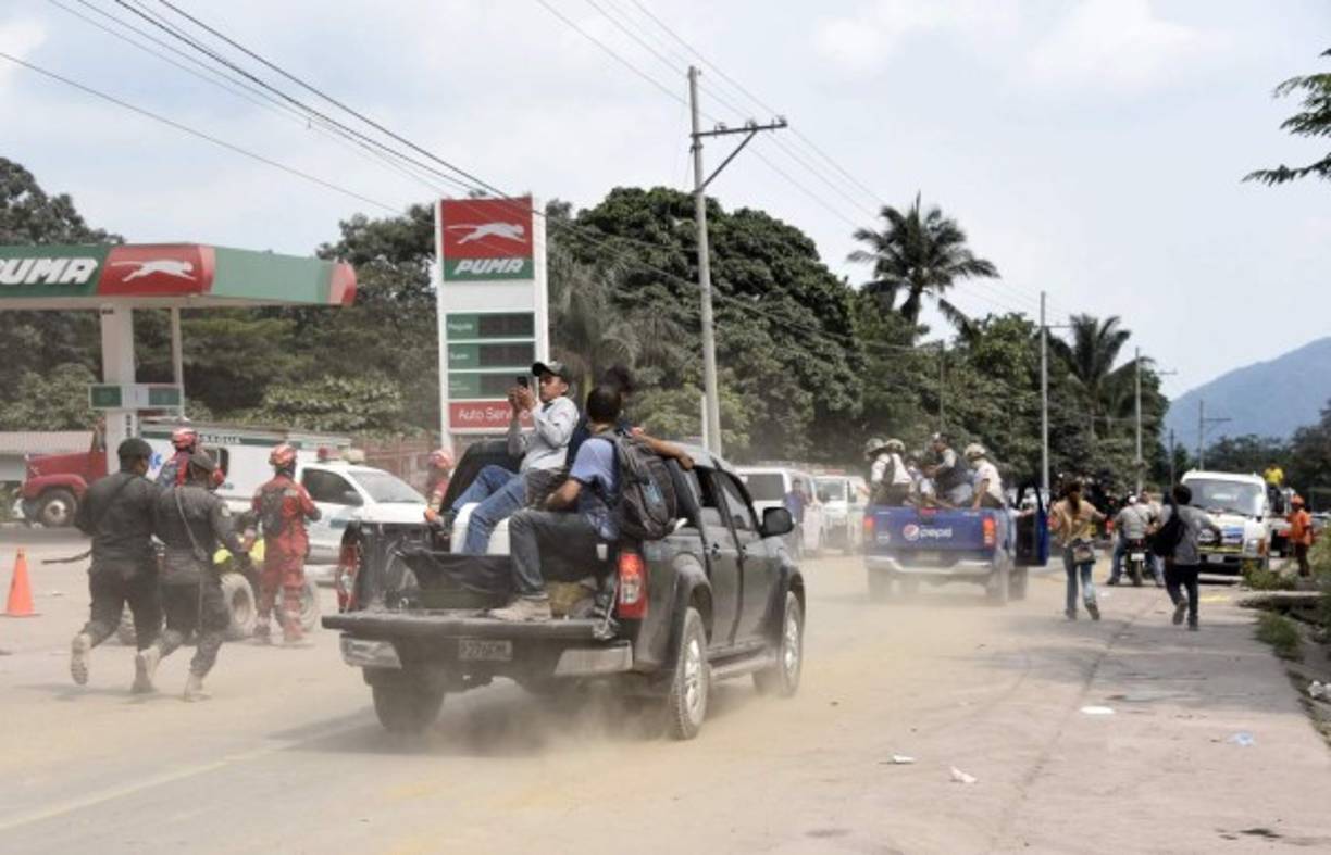Bomberos, policías, militares, fotógrafos, periodistas, todos corrieron a la orden mientras la polvareda aumentaba en las aldeas La Reyna, El Rodeo, Cañaveral I y IV, Hunahpú, Magnolia y el restaurante Sarita.