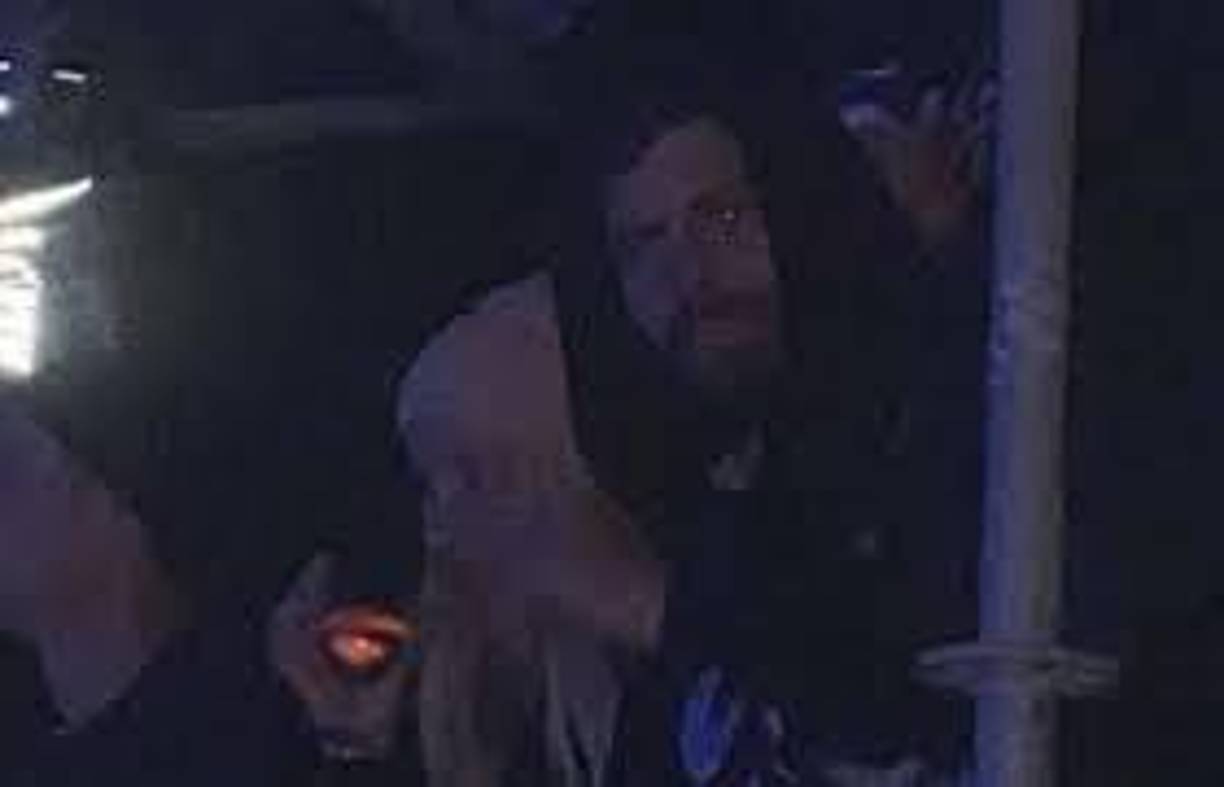  Piqué ha evitado que se revele la identidad de la mujer, aunque ya han circulado en redes sociales y medios de comunicación unas imágenes donde se observan juntos, compartiendo muy enamorados.