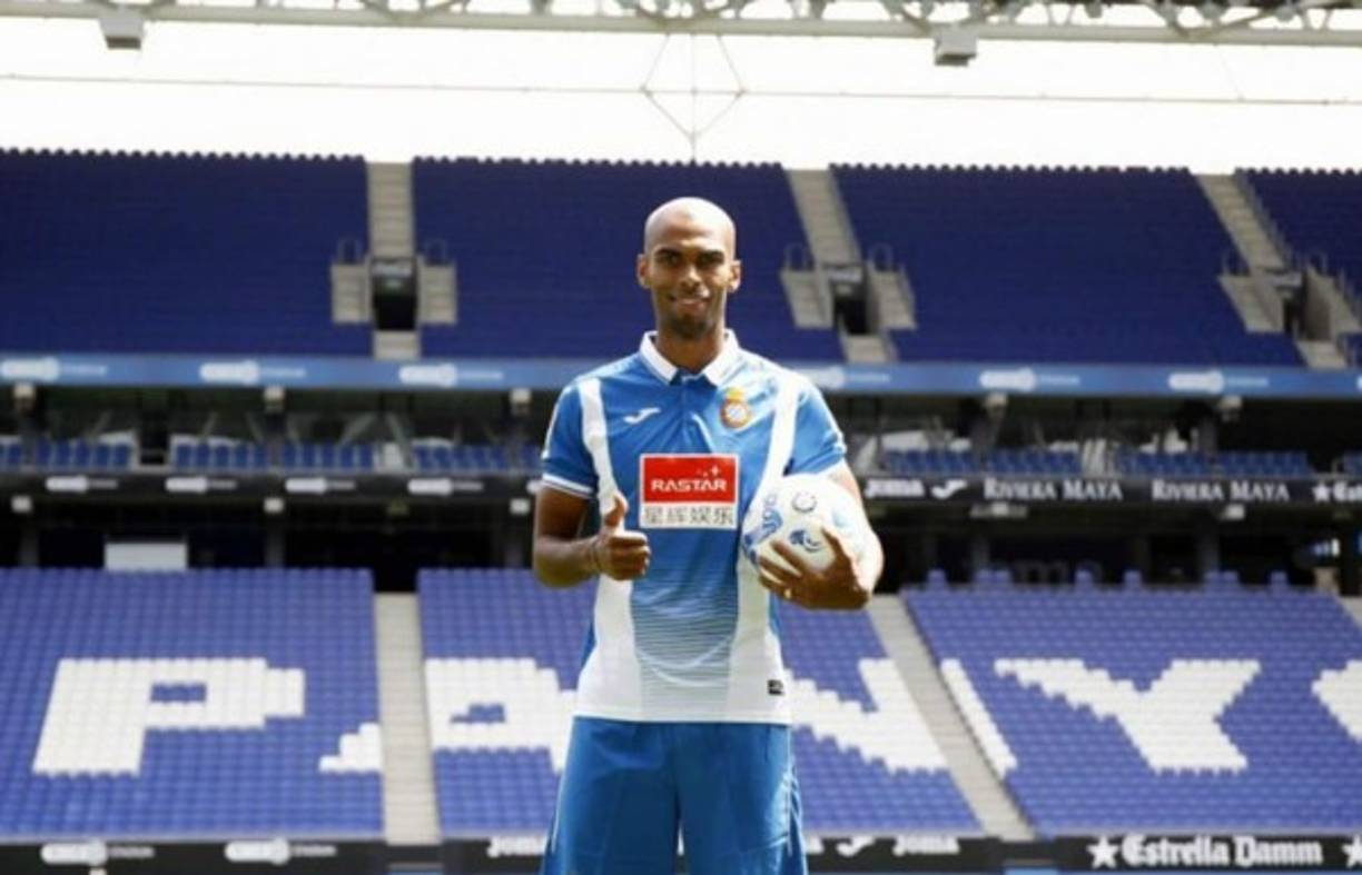 El Espanyol ha presentado este miércoles a Naldo, sexto refuerzo blanquiazul para esta temporada. El central brasileño, que se ha coprometido hasta junio de 2020, ha señalado en su presentación que “estoy muy contento de volver a trabajar con Sánchez Flores” y que “estoy a punto para jugar contra el Sevilla”, este sábado a las 22.15 horas en el Sánchez Pizjuan.