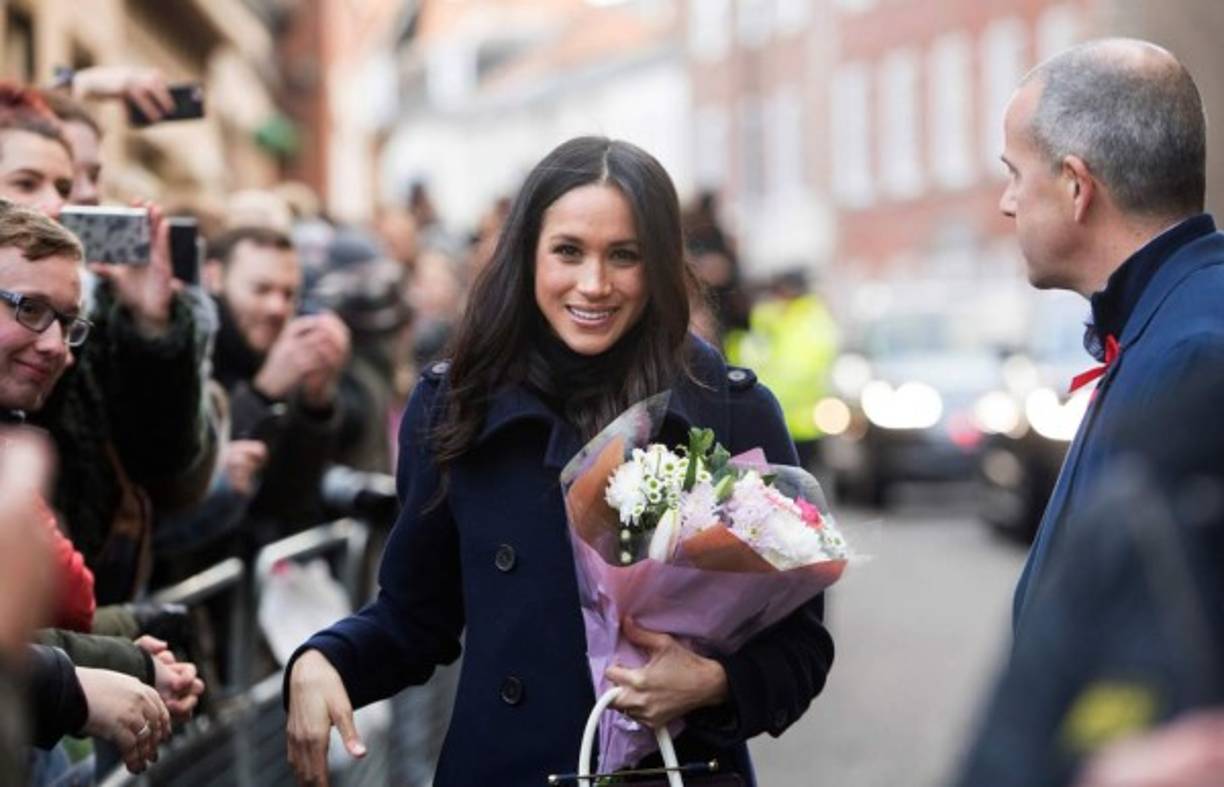 Sonrió, se puso cariñosa con Harry, sonrió, conversó con la gente, sonrió, aceptó un ramo de rosas, sonrió. ¡La princesa perfecta!