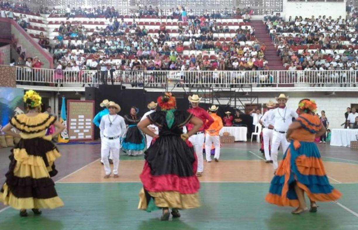 La jornada inició con una presentación de danzas folklóricas de diversos colegios y escuelas.