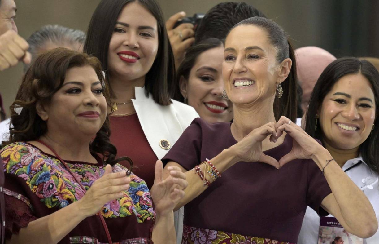 Sheinbaum, de origen judío, ha presumido de que sus orígenes políticos vienen desde la infancia, pues sus padres participaron del movimiento estudiantil de 1968, lo que impulsó su activismo.