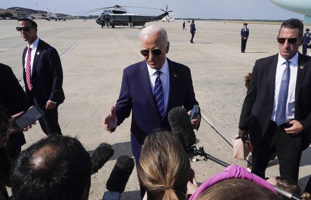 Cuenta con unos 3.200 agentes especiales, conocidos en todo el mundo por sus gafas oscuras, auriculares y trajes, 1.300 uniformados y más de 2.000 técnicos y administrativos