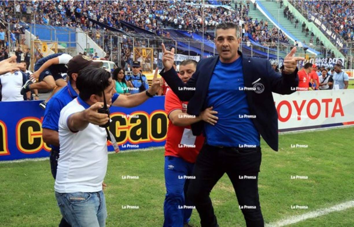 Personal del Olimpia le pedía a Diego Vázquez que se saliera.