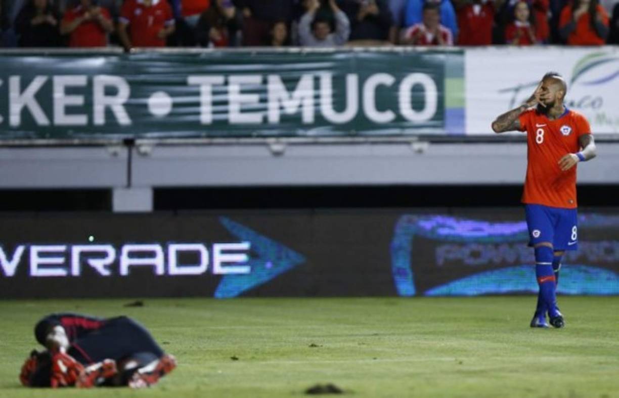 Arturo Vidal aprovechó el regalo del árbitro y marcó de forma grandiosa el penal. Apenas iban 35 minutos.